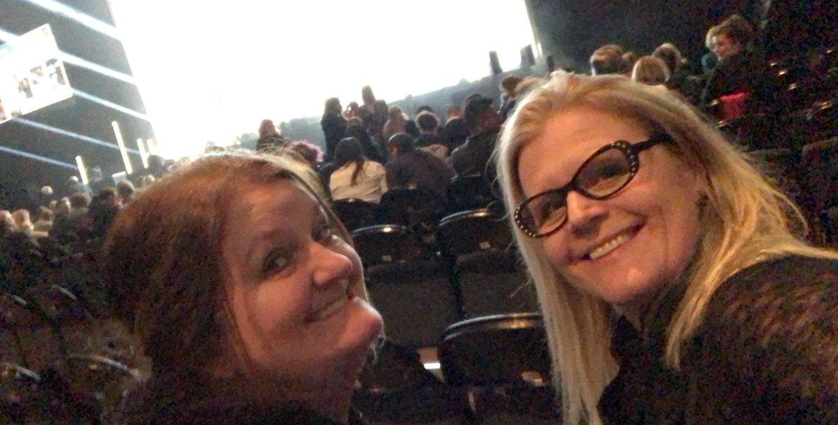 HFuruheim's tweet photo. Venter på Michelle Obama i Spektrum! #IAmBecoming https://t.co/OgDwKqy1UR