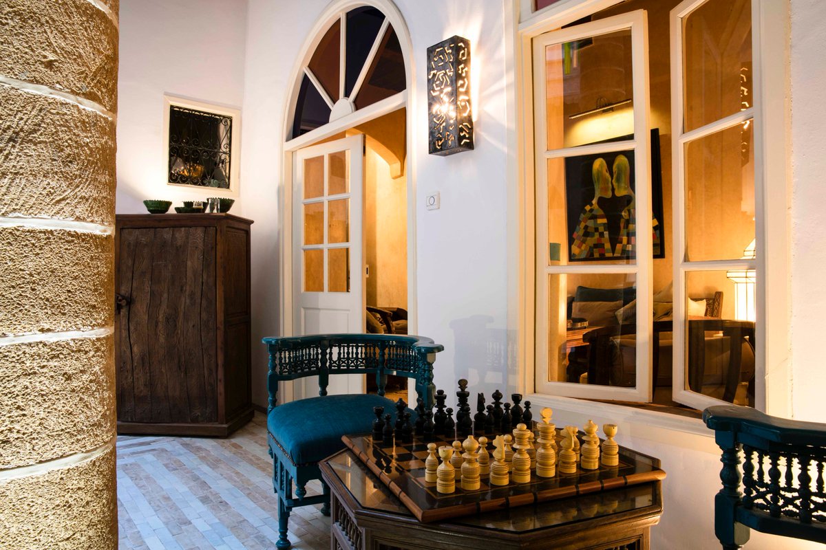 RiadEmotion's tweet photo. une partie d’échecs ? Installez vous ... le thé à la menthe est presque prêt 😊 •
A chess game? Get comfortable... mint tea is almost ready •
Slowlife at Riad Emotion...
•
#Riademotion #homeawayfromhome #hospitality #peaceful #slowhotel #slowlife #neverwanttoleave #emotion https://t.co/gKx3Bue6PJ
