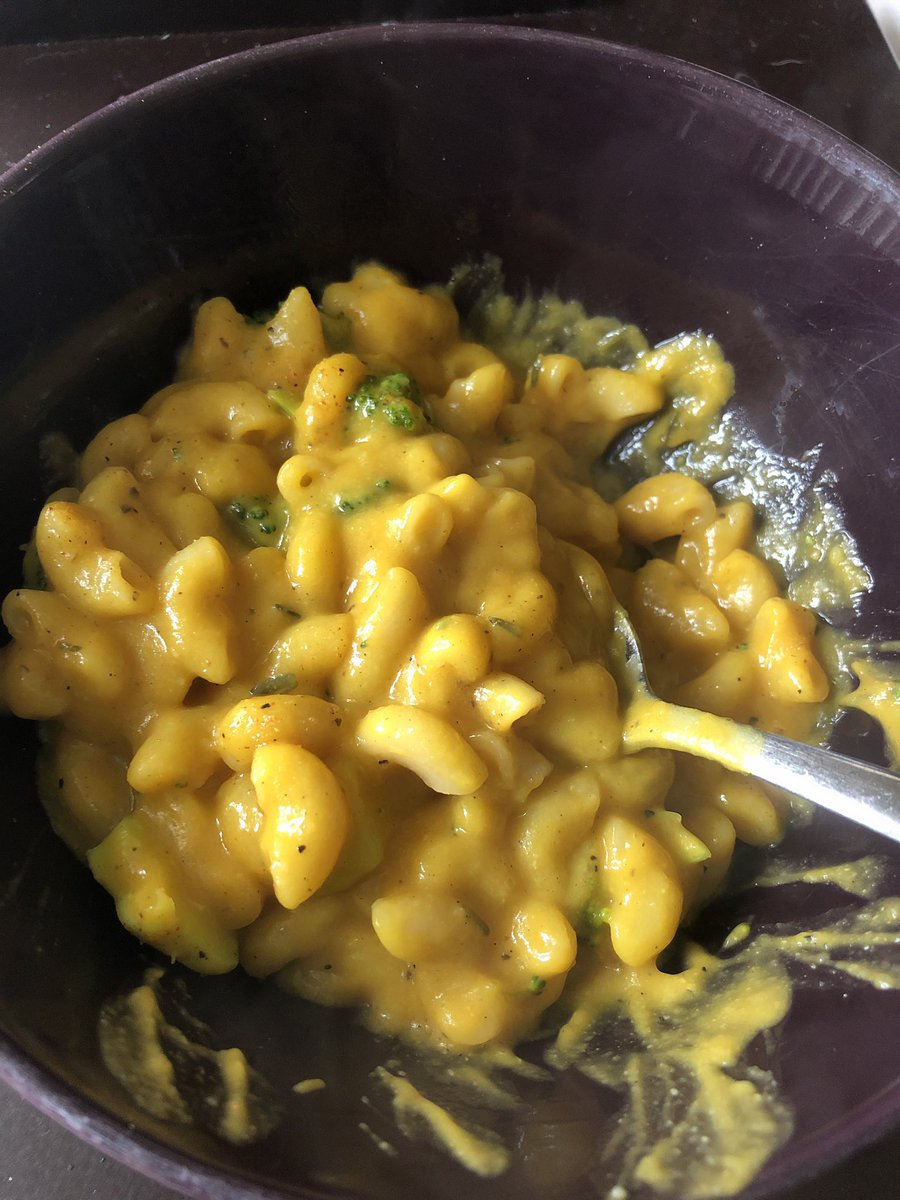 AnAnxiousLight's tweet photo. 1box carrot-ginger pacific soup 
1cp elbow noodles
2tsp Dijon mustard
Few springs of thyme  
1 tsp nutritional yeast (opt)
3 TBS vegan Parm
Combine all+simmer until noodles al dente then add
1 bunch broccoli 
Daya shredded cheddar
Cook until broccoli tender #veganmac 
#veganfood https://t.co/RogSv344cq