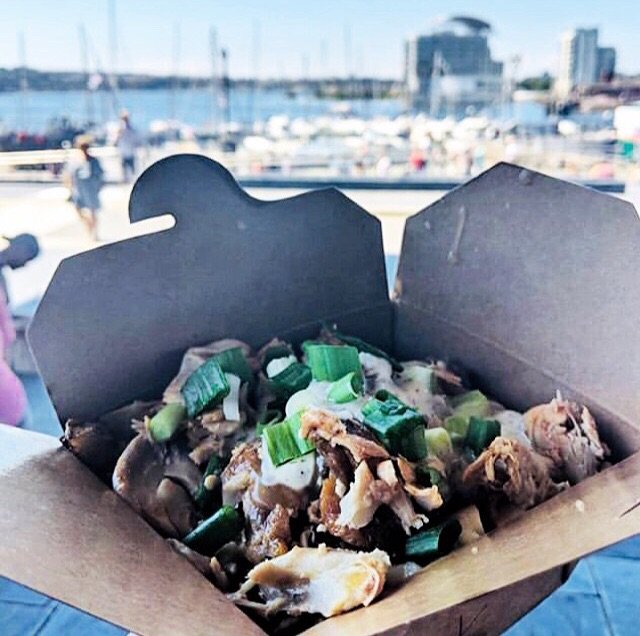 WalesinNA's tweet image. Happy #NationalPoutineDay to our Canadian friends!! 🇨🇦 And big shout out to @PuckinPoutine, Wales' first poutine truck - catch them next at @streetfoodCDF! Don't know which looks more lush, the #poutine or #CardiffBay...  🍟🏴󠁧󠁢󠁷󠁬󠁳󠁿😍