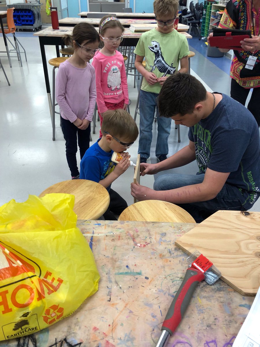 buildfutures2's tweet photo. What a fun day building little free libraries with the Kindergarten youngsters at Fireside School! #rvsed https://t.co/d6tfrUVZBa