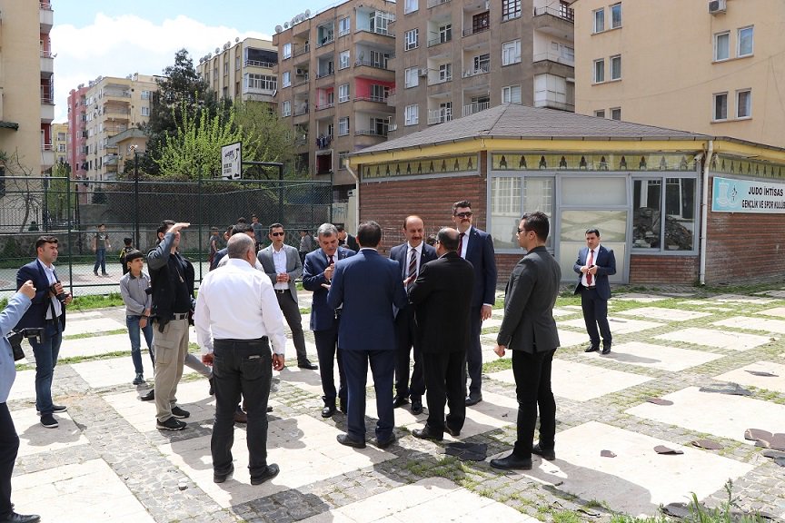 UrfaValiligi's tweet photo. Sayın Valimiz @Abdullah_Erin47  Bahçelievler Gençlik Merkezi sosyal alanlarını yeniden değerlendireceklerini açıkladı. https://t.co/H6fUu1GsDj