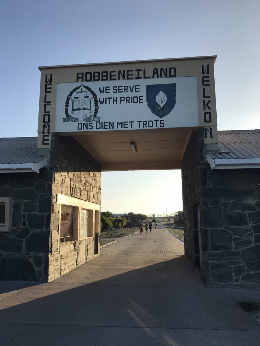jmarilossian's tweet photo. 🇿🇦 Moment d'émotion et de symboles devant la cellule de Nelson Mandela avec ma collègue Séverine Gipson et Kgotso glen Ntsoelengoe, prisonnier politique de 1984 à 1991 à Robben Island.
#SN_AED https://t.co/hBsDQRLcEm