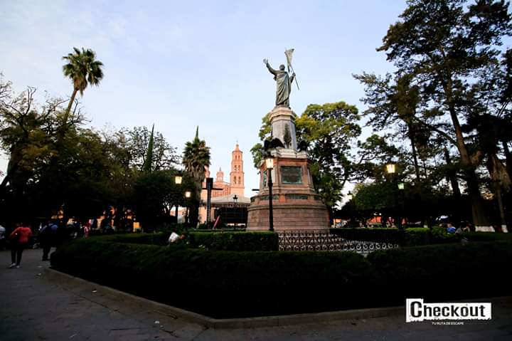revistacheckout's tweet photo. #sabiasque 
Parroquia de Dolores Hidalgo, Guanajuato 
Con la arenga de Miguel Hidalgo y Costilla la madrugada del 16 de septiembre de 1810 el edifico pasó de ser religioso a convertirse en ícono de la historia de México. #guanajuato #mexico #doloreshidalgo #visitmexico #traveling https://t.co/KGmwt2gfDA