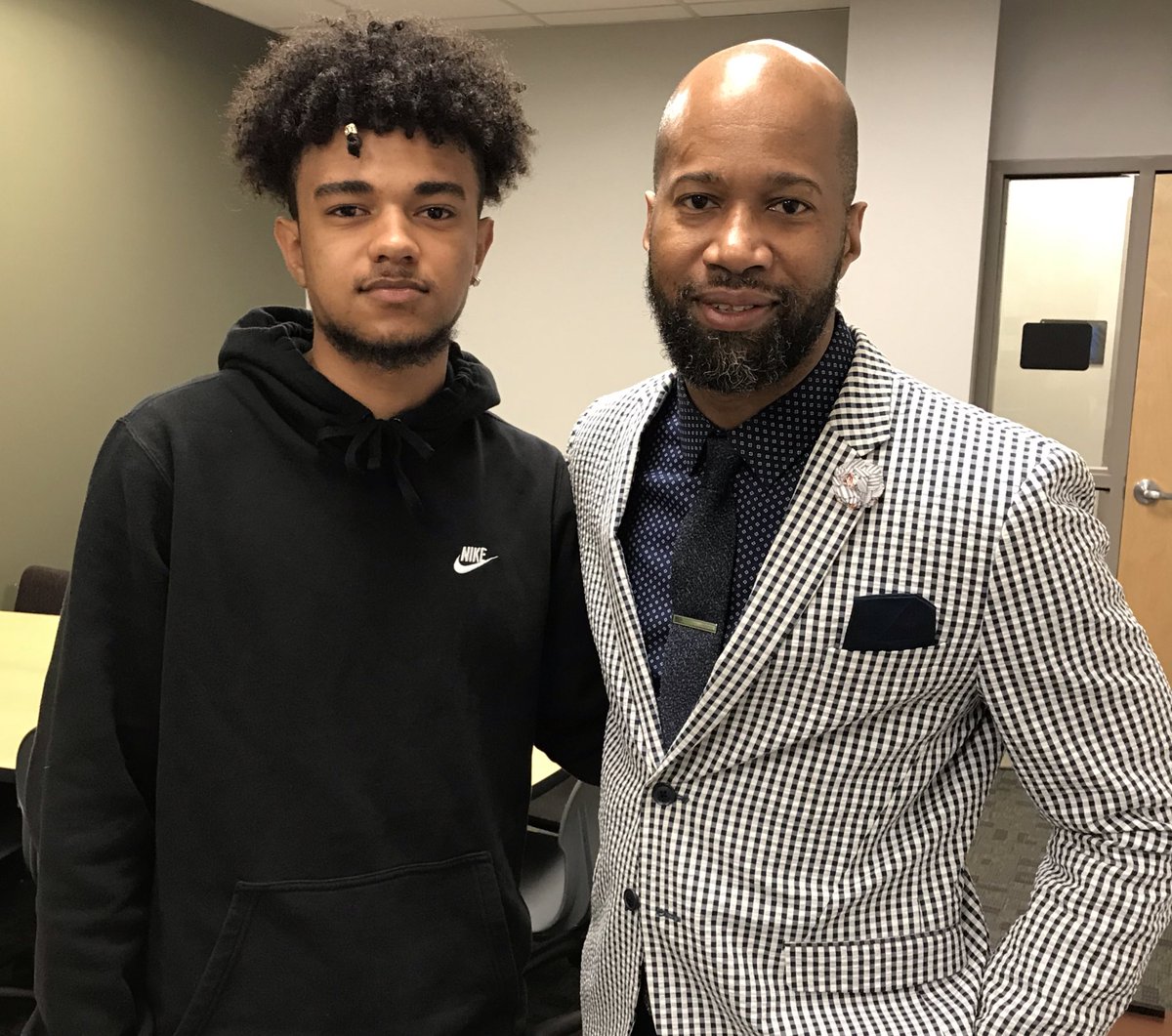KellyWachel's tweet photo. Meeting of the minds at @lswhstitans. Pairing up a hopeful journalist with a current journalist. Helping foster student voice and impact in our community. Thanks for taking the time @torianoporter. #SchoolPR https://t.co/lcdTBB7fny