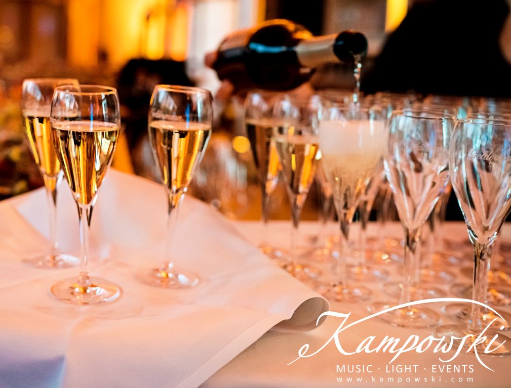 KampowskiEvents's tweet photo. Das passt einfach perfekt. Ein schicker Sektempfang mit einer Live-Performance am Saxophon 🎶🎶🎶

#badnauheim #saxophon #empfang #event #wedding #hochzeit #entertainment #kampowski https://t.co/dIN7SYgUij