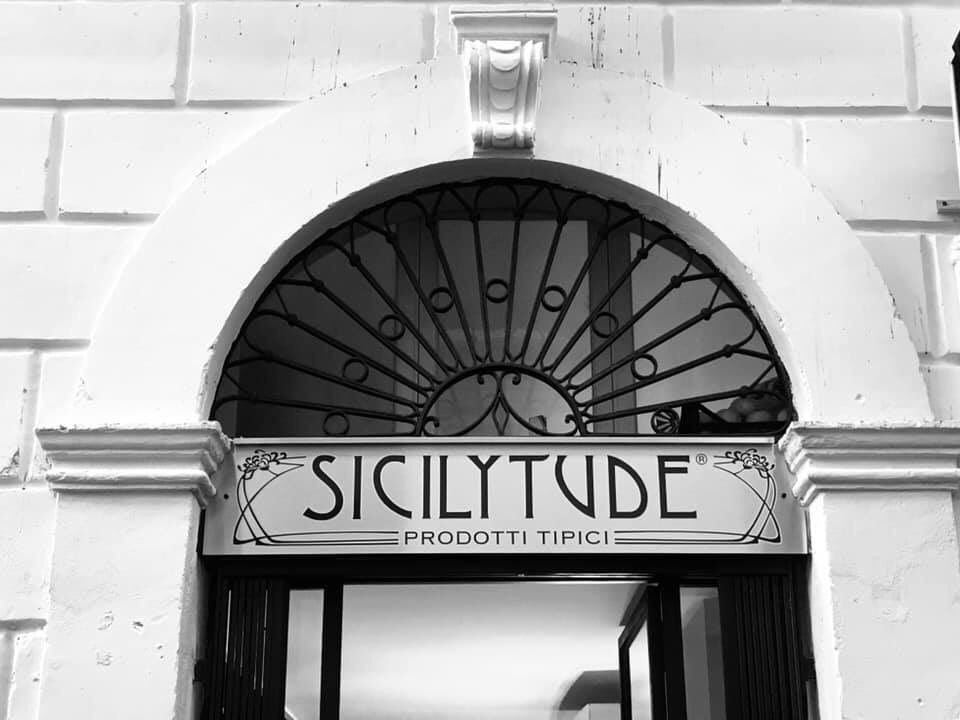 capizzi_miriam's tweet photo. Nuova attività. Ci vuole tanta determinazione per arrivare dove si vuole. 
Sicilytude let’s start! #vineria #prodottitipici #sicily https://t.co/eGXMn4WecL
