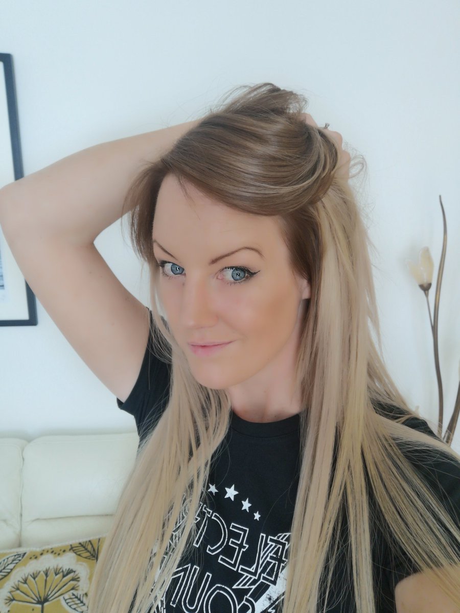 HerWords4's tweet photo. #ThursdayFeeling #newhair #easilypleased #rootstretch also that bump in my arm was from a bad break when I was 11. Its all I can actually focus on in this picture now I've just noticed it?! π€·πΌββοΈπ€π https://t.co/m1LyzPxPTb