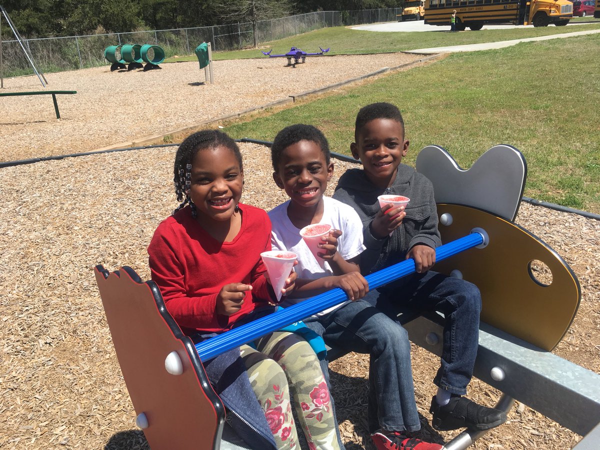 rsbigham's tweet photo. Kindergarten enjoying snow cones. They know their sight words!! #CougarStrong #ncssbethebest ⁦@crewscontrol47⁩ https://t.co/xlD1kYDz7E