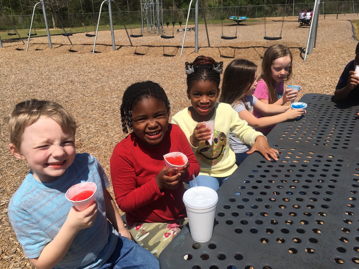 rsbigham's tweet photo. Kindergarten enjoying snow cones. They know their sight words!! #CougarStrong #ncssbethebest ⁦@crewscontrol47⁩ https://t.co/xlD1kYDz7E
