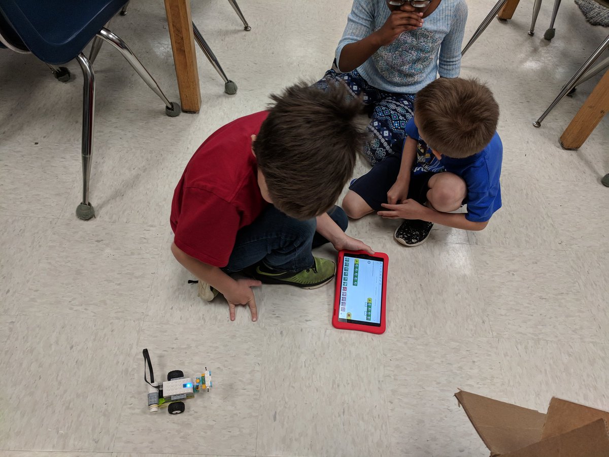 adcockhome's tweet image. 2nd grdrs @Poca_ES built and programmed LEGO WeDo robots! They worked together to figure out the different commands on their own! #CodingAtAllAges
