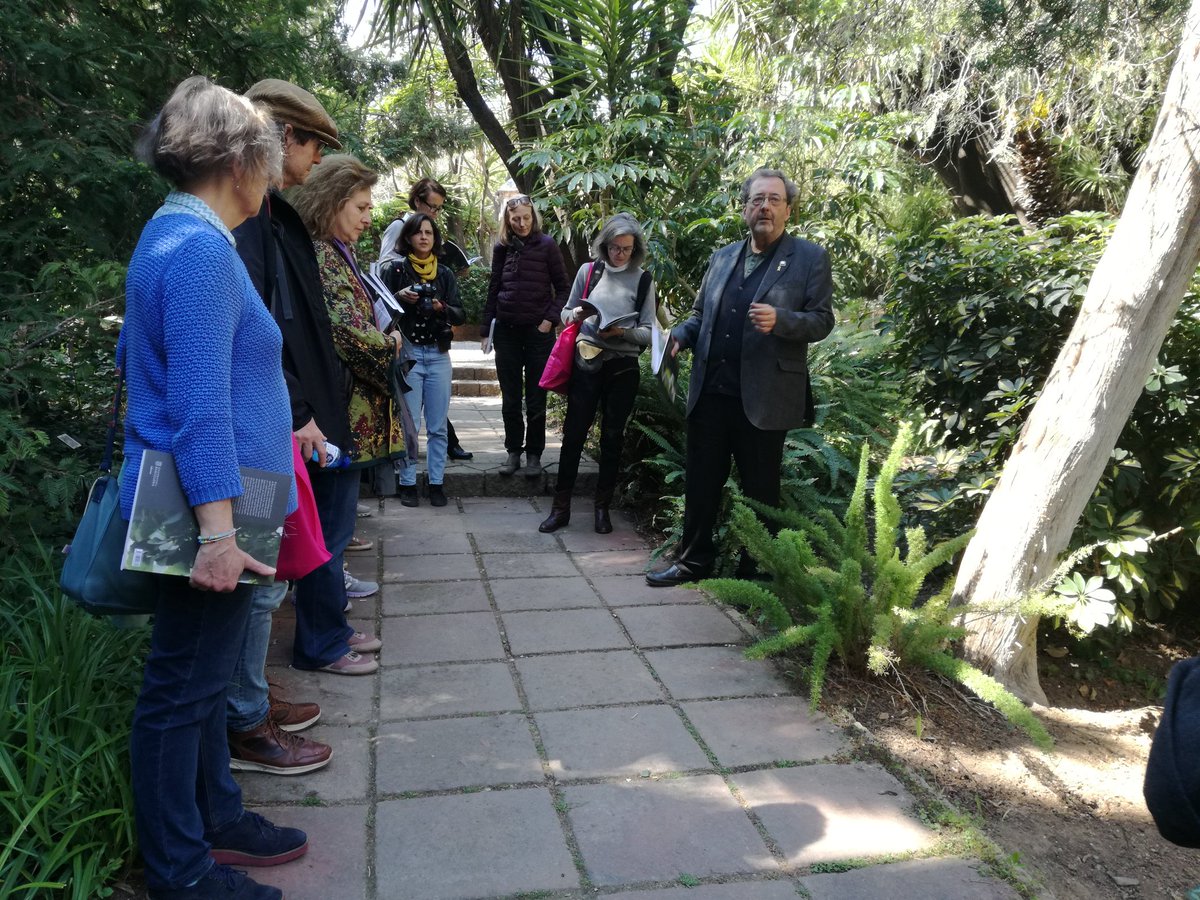 IBB_botanic's tweet photo. El Dr. Vallès ha fet una visita guiada al jardí de la UB als participants del projecte #HerbArt, comentant algunes de les plantes més interessants. https://t.co/BKauRJhWkd