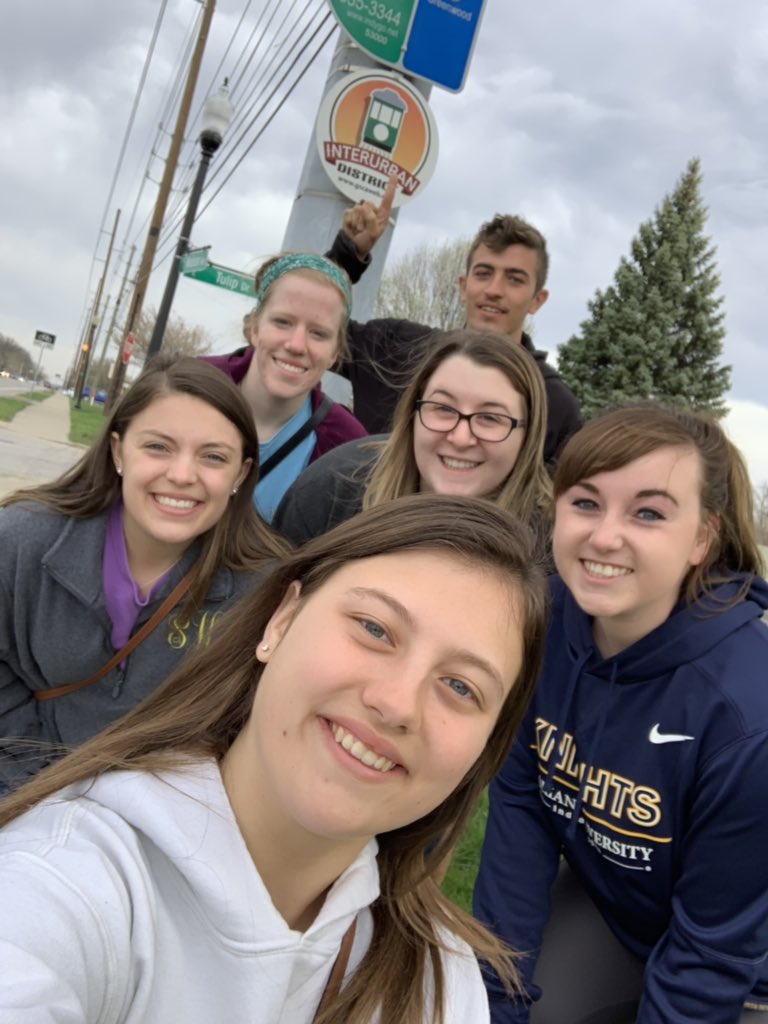 court00300's tweet photo. Waiting for the bus @LyndsayH1 #proflc https://t.co/p14gGDFOrw