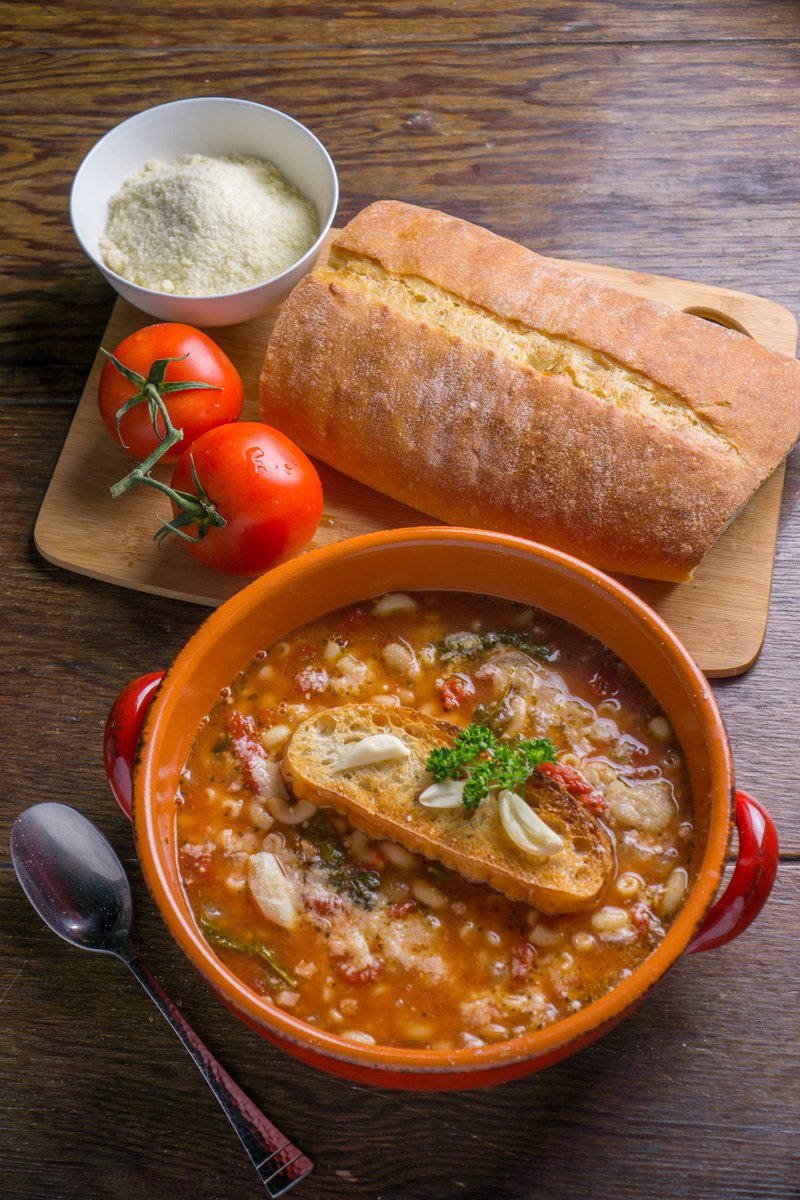 singinchef's tweet photo. Pasta Fagioli My signature soup with fresh ciabata bread roasted garlic and shaved Parmesan Reggiano cheese#FoodNetwork #CookingMagazine #Cookbook #CelebrityChef https://t.co/MXZo9rGOtO