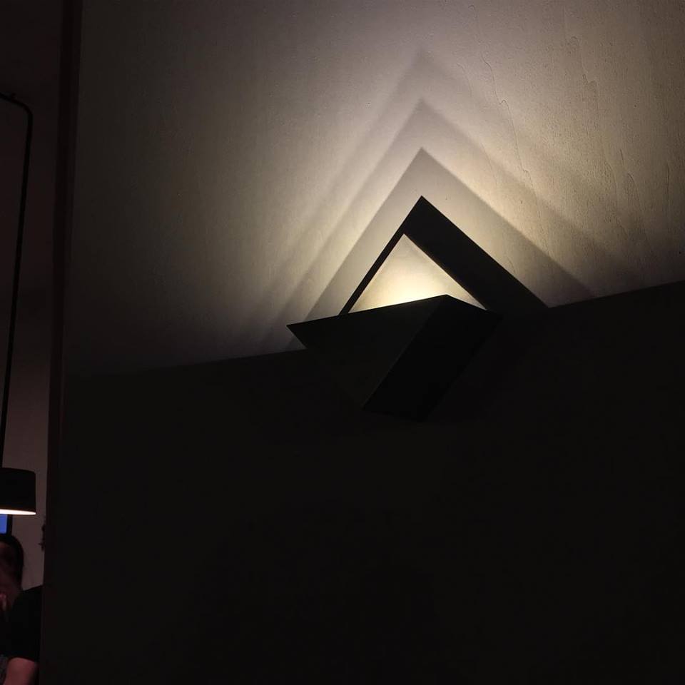 simply_sofas's tweet photo. Light itself (and not the device) as a design element. Milan Design Week #Euroluce2019 #Euroluce #lighting #lightdesign #lightingdesign #DesignSoGood #MilanDesignWeek2019 #MilanDesignWeek #SaloneDelMobile #SaloneDelMobile2019 #iSaloni #Milano #SoFaSoGood #mdw #mdw2019 https://t.co/Uo5QGoRXS5