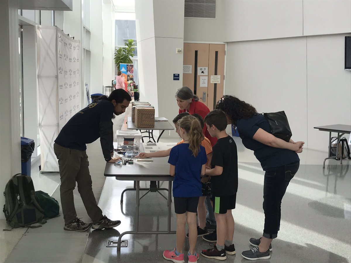 nerdgirl74's tweet image. Come out and join us at #JSNN for GatewaytoScience event! The fun has already started! Activities all day long!