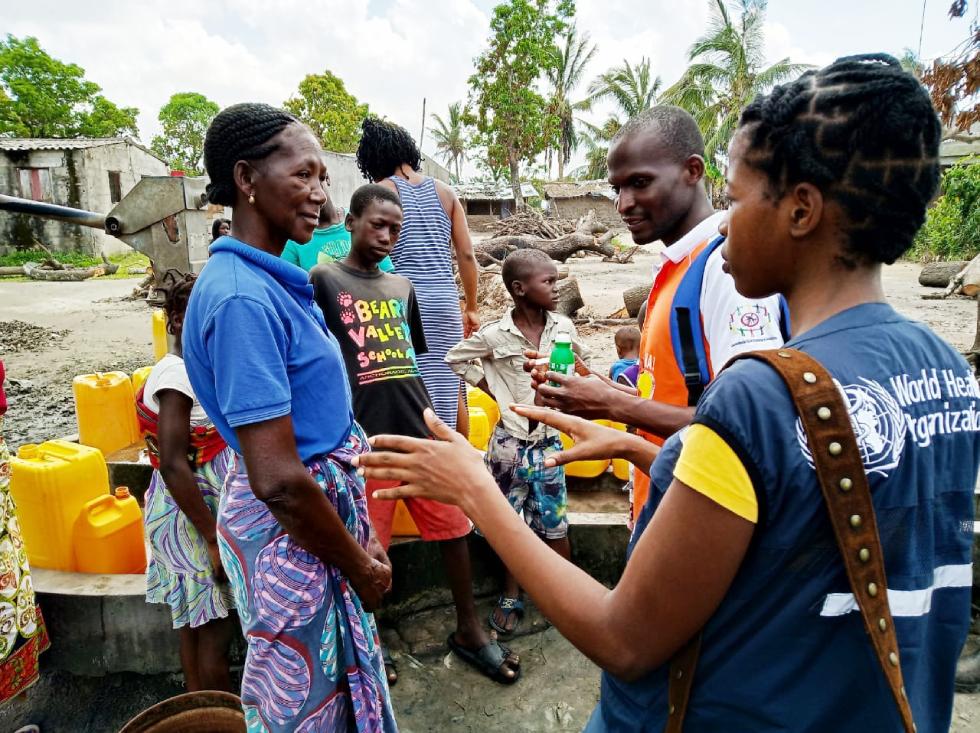 WHOAFRO's tweet photo. Dondo, Sofala Province, #Mozambique: @WHO personnel join efforts to reach out to communities impacted by #CycloneIdai with information on what precautions to take to avoid #cholera, when and where to report cases, and how to get treatment when symptoms appear.

Via @OMSMocambique https://t.co/bW1gpDhBtt