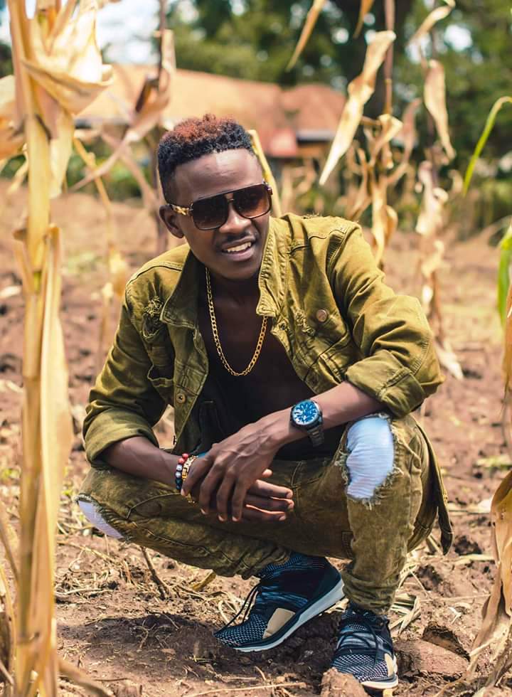 912CroozeFM's tweet photo. #NP on #TheAfricanCountdown at #embohe  #4 @MatHenryug  Powered by @HarissIntLTD  #ShareTheFun

#EveningSwitch #SteveAndSmile Stream via https://t.co/jBz0xmDvyA https://t.co/EFojZgiLro