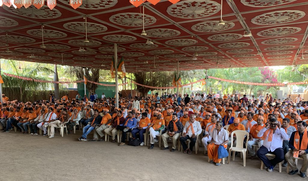 mansukhmandviya's tweet photo. The joy of being with vibrant youth and the chants of #BharatMataKiJai gives energy to me!

Addressed Yuva Sammelan of Bhavnagar District. 

अब की बार युवाओं की एक ही पुकार,
फिर एक बार मोदी सरकार! https://t.co/wAA4BsOd2R