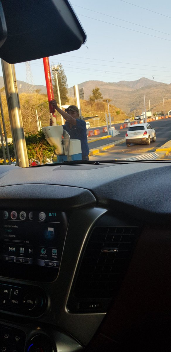 Jaime_Badillo's tweet photo. Unas 8 personas con banderas de la #CETEG nuevamente bloqueando la caseta de Chilpancingo, Gro. Peor aún, #Boteando = a #Robar. @GobiernoMX como para cuando veremos que el estado derecho prevalezca por encima de lo indebido? https://t.co/mH6O3YeBia