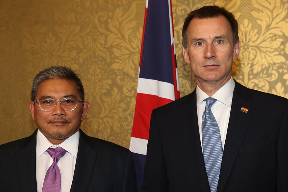 Jeremy_Hunt's tweet photo. Just had the Bruneian foreign minister to my office to drive home the UK’s shock at new Sharia law. We work well together on many issues, but profoundly disagree on this 1/2 https://t.co/vM3IayYhwj