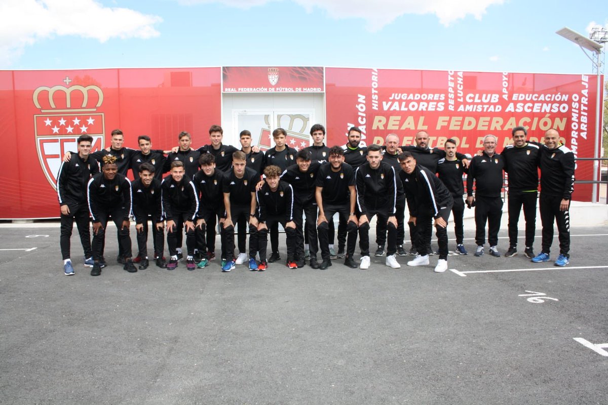 VALDEPEÑAS 2019 | La #SeMadrid Sub-18 acaba de partir con ilusión y esperanza de conseguir el campeonato de España 🇪🇸 Esta tarde a las 18.00 horas se ejercitarán en la Ciudad Deportiva Virgen de la Cabeza. El autobús sale directo al campo de juego, escenario de la final Sub-18