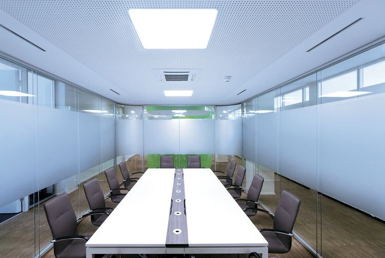 lednxt's tweet image. In this strategic zone where decisions are made and brainstorming sessions are held, communication is essential... #Boardroom #LEDNXTlighting #visualcomfort #variablelighting

lednxt.com/indoor-led-lig…