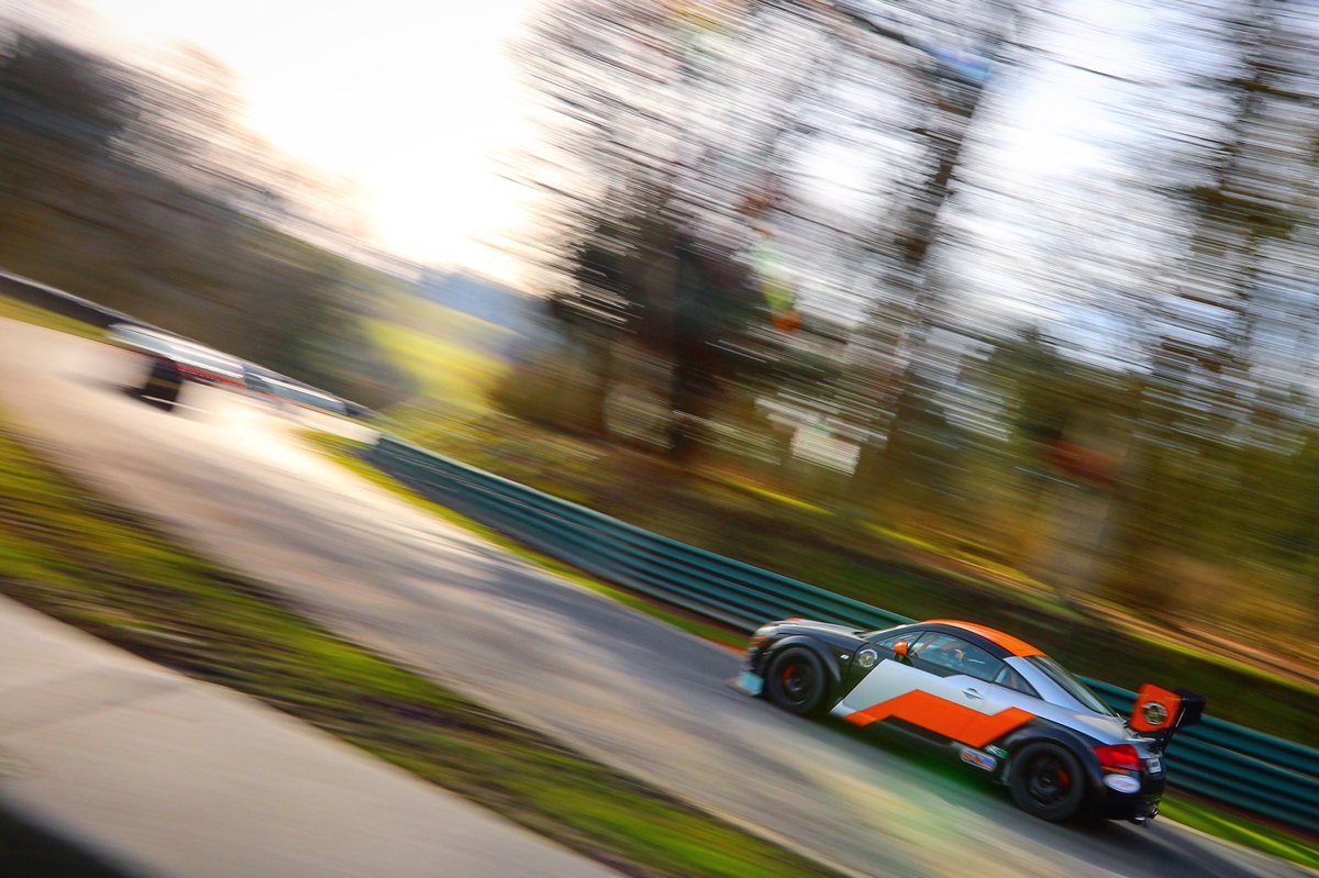 TeamMOARwin's tweet photo. As it’s a little quiet how about a throwback Thursday and this epic shot at Cadwell!
.
.
#MOARwin #TeamBearRep #BearCarCare
@RTR_Parts @opentrackevents @MksCustoms @knd_engineering @trackaddict91 https://t.co/JjdYy49I25