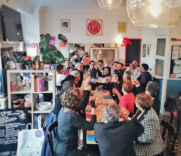 politicafeparis's tweet photo. HÉ, TOI ! Tu savais qu'il était possible de PRIVATISER le Politicafé ?

On ne fait payer que les consos, pas la location, et on s'adapte à ce que tu préfères : grosse fiesta, petit apéro ou grand festin, avec ou sans pièce montée...

#politicafe #paris18 #privateaser  #partyparis https://t.co/BM7dRNdjGd