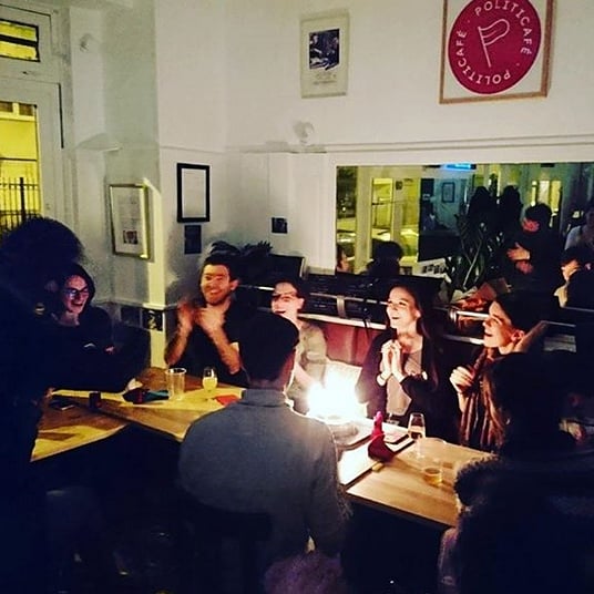politicafeparis's tweet photo. HÉ, TOI ! Tu savais qu'il était possible de PRIVATISER le Politicafé ?

On ne fait payer que les consos, pas la location, et on s'adapte à ce que tu préfères : grosse fiesta, petit apéro ou grand festin, avec ou sans pièce montée...

#politicafe #paris18 #privateaser  #partyparis https://t.co/BM7dRNdjGd