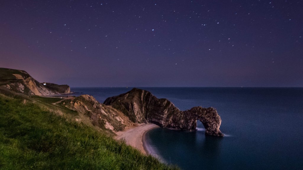 spphotographyuk's tweet photo. A visit to Durdle Door last night. Well out of my comfort zone as I stood on the edge of a cliff in the darkness!?  #durdledoor #Dorset #astrophotography #outonmyown https://t.co/1FLejezRoe