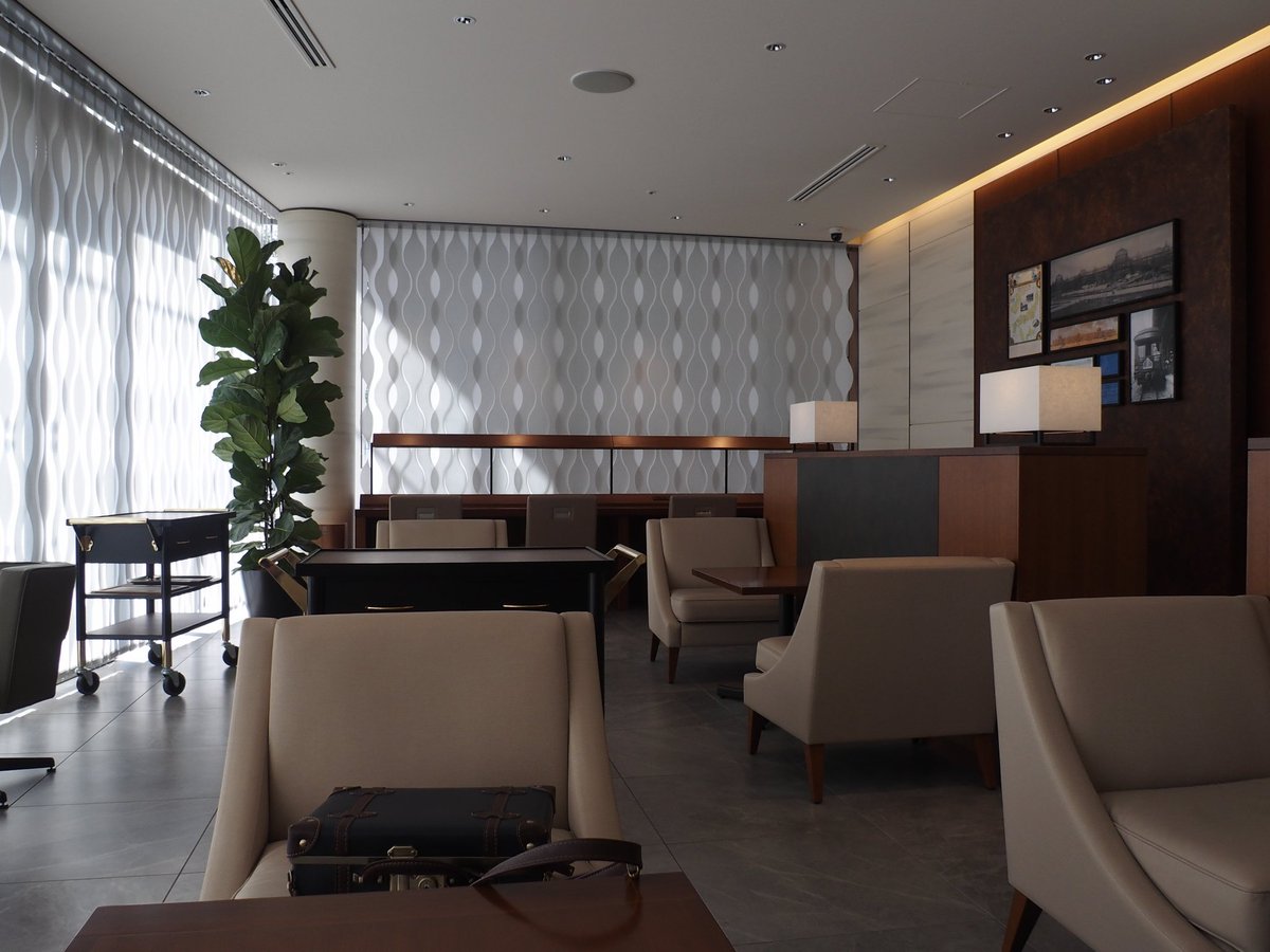 Zhunei Twitterren 19 3 11 グランクラスで北海道 ビューゴールドラウンジ 東京駅八重洲中央口改札外にあるカードラウンジ グランクラスのきっぷを持っていればカード会員以外でも利用できる 意匠をよくよく見るとレールだったり東京駅のドームだったりがさり気