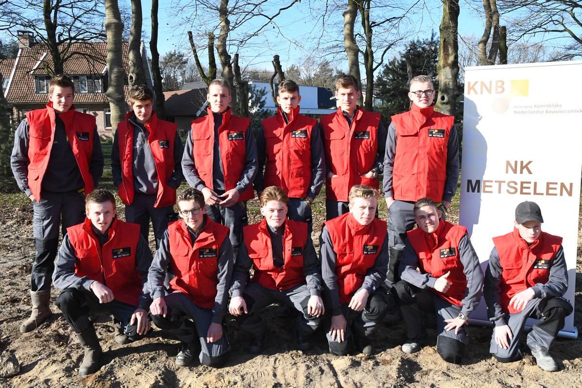 Dit zijn de deelnemers aan het NK Metselen, dat gisteren, vandaag en morgen plaatsvindt in Ede. Deze profi's van de toekomst kunnen straks mooi met onze gevelstenen aan de slag. Dat levert nóg mooiere gevels op! metselwedstrijden.nl
#livingbricks