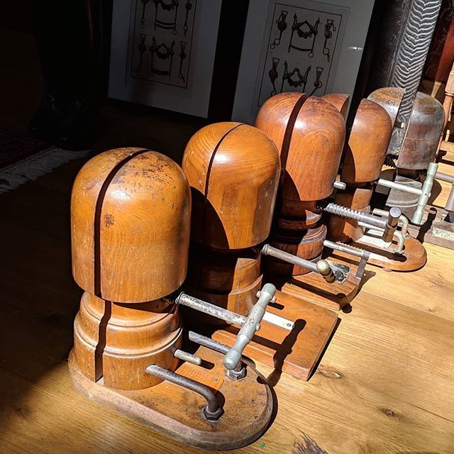 SportingCollect's tweet image. Invasion of the Hatstretchers... maybe just *maybe* I have enough of them now.
.
.
#Hatstretchers #hatstretcher #hatstand #hatblock #milliner #vintagewood #vintagehat #vintagemenswear bit.ly/2KpScIk