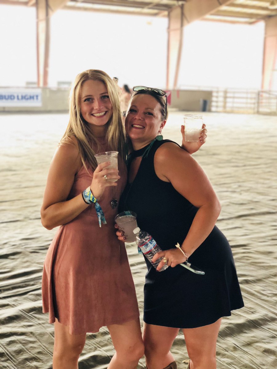 haliesuewalker's tweet photo. #Sectionksweeps getting drinks before Eric Church https://t.co/ZPTPigFqEY