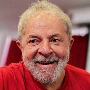 HumanasNao's tweet photo. De uma lado, um homem perseguido, condenado injustamente por ter feito o povo Brasileiro feliz.

Do outro lado, Lula, o maior ladrão da história do Brasil.

#DaniloGentiliLivre https://t.co/2cdzcdeItg
