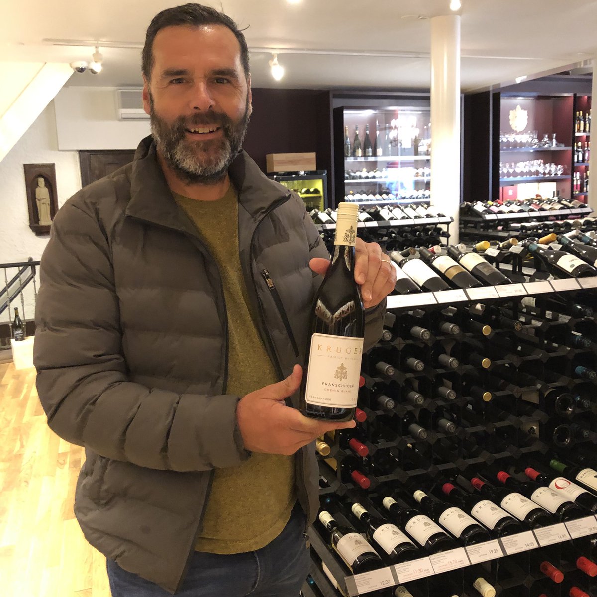 Johan Kruger van <a href="/KrugerWines/">Kruger Family Wines</a> in de winkel, net klaar met de oogst in Zuid-Afrika, vanmorgen geland en op naar Proeven tussen de Stellingen morgen en zaterdag! <a href="/OkhuysenWijn/">Okhuysen</a>