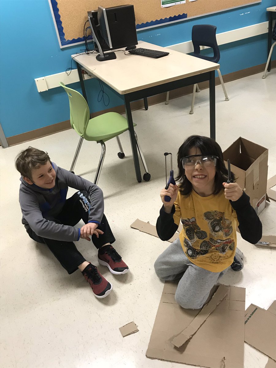 Les élèves sont en construction STIAM!!! Le défi? Faire une tour de de 40 à 80 cm capable de soutenir 4000g.#stiamCEPEO