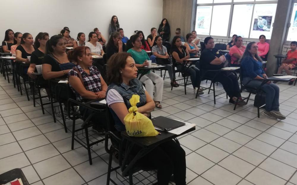 sems_udg's tweet photo. Concientiza la Preparatoria de Tonalá Norte a padres de familia sobre riesgos de la sociedad actual. 👨‍👨‍👧‍👦

Esto a través de Escuela para Padres. 👨‍🏫

#SomosSEMS.

➡️➡️ https://t.co/pp33qn5msk https://t.co/uKoMH5eK7F