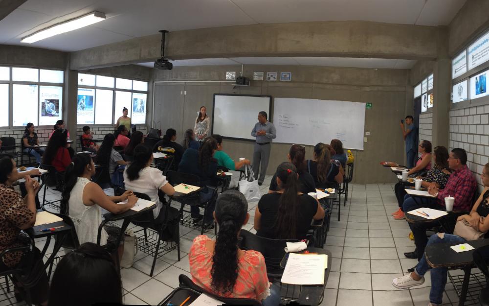 sems_udg's tweet photo. Concientiza la Preparatoria de Tonalá Norte a padres de familia sobre riesgos de la sociedad actual. 👨‍👨‍👧‍👦

Esto a través de Escuela para Padres. 👨‍🏫

#SomosSEMS.

➡️➡️ https://t.co/pp33qn5msk https://t.co/uKoMH5eK7F