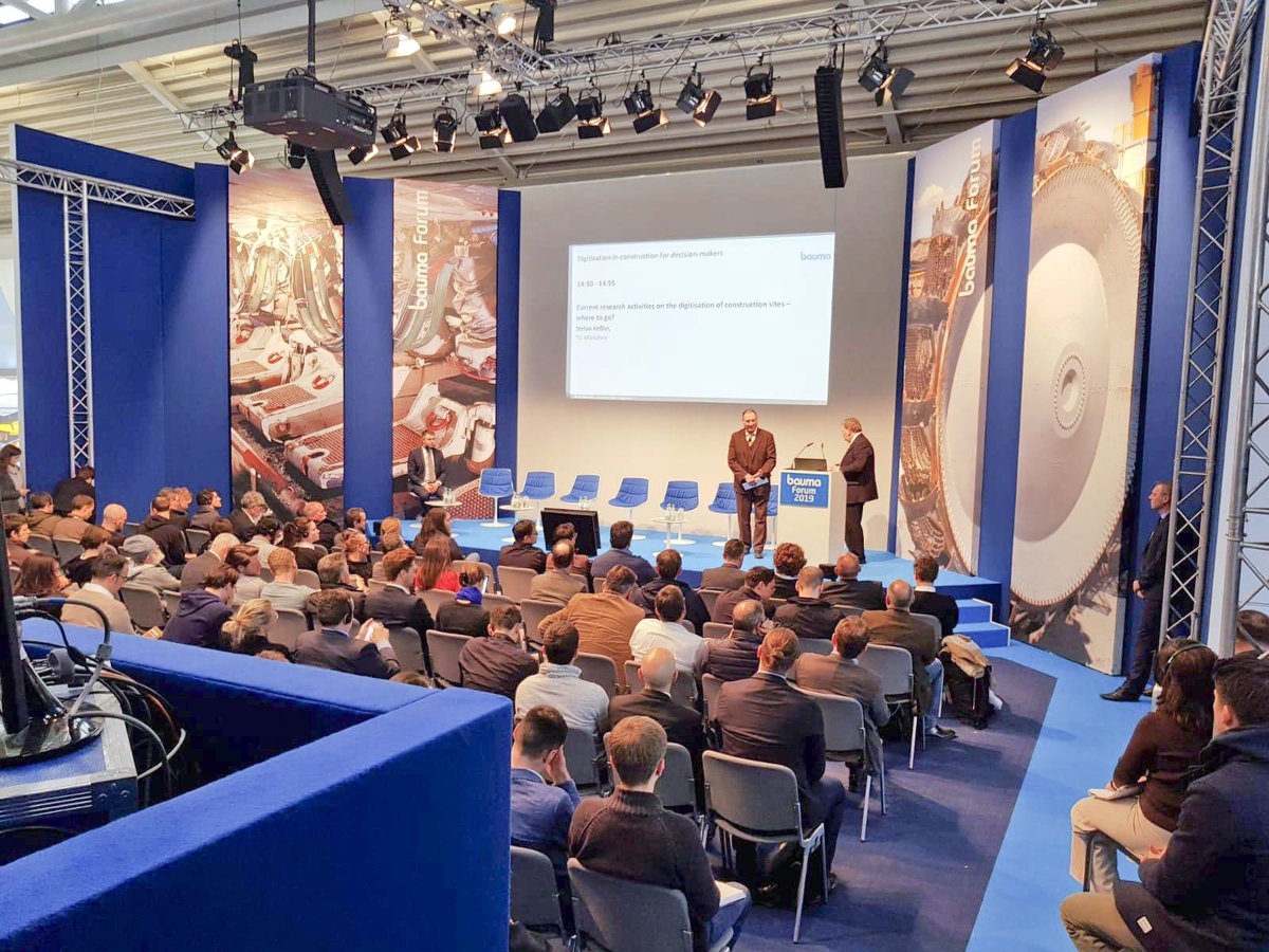 VDMAonline's tweet photo. Gerade läuft im @baumaOfficial Forum der Vortrag „Digitalisierung am Bau für Entscheider“. Ausgebuchtes Veranstaltung auf der @bauma_official in Kooperation mit #VdBUM @dtbauindustrie und dem VDMA #bauma2019 #Digitalisierung https://t.co/0xTLryXStg