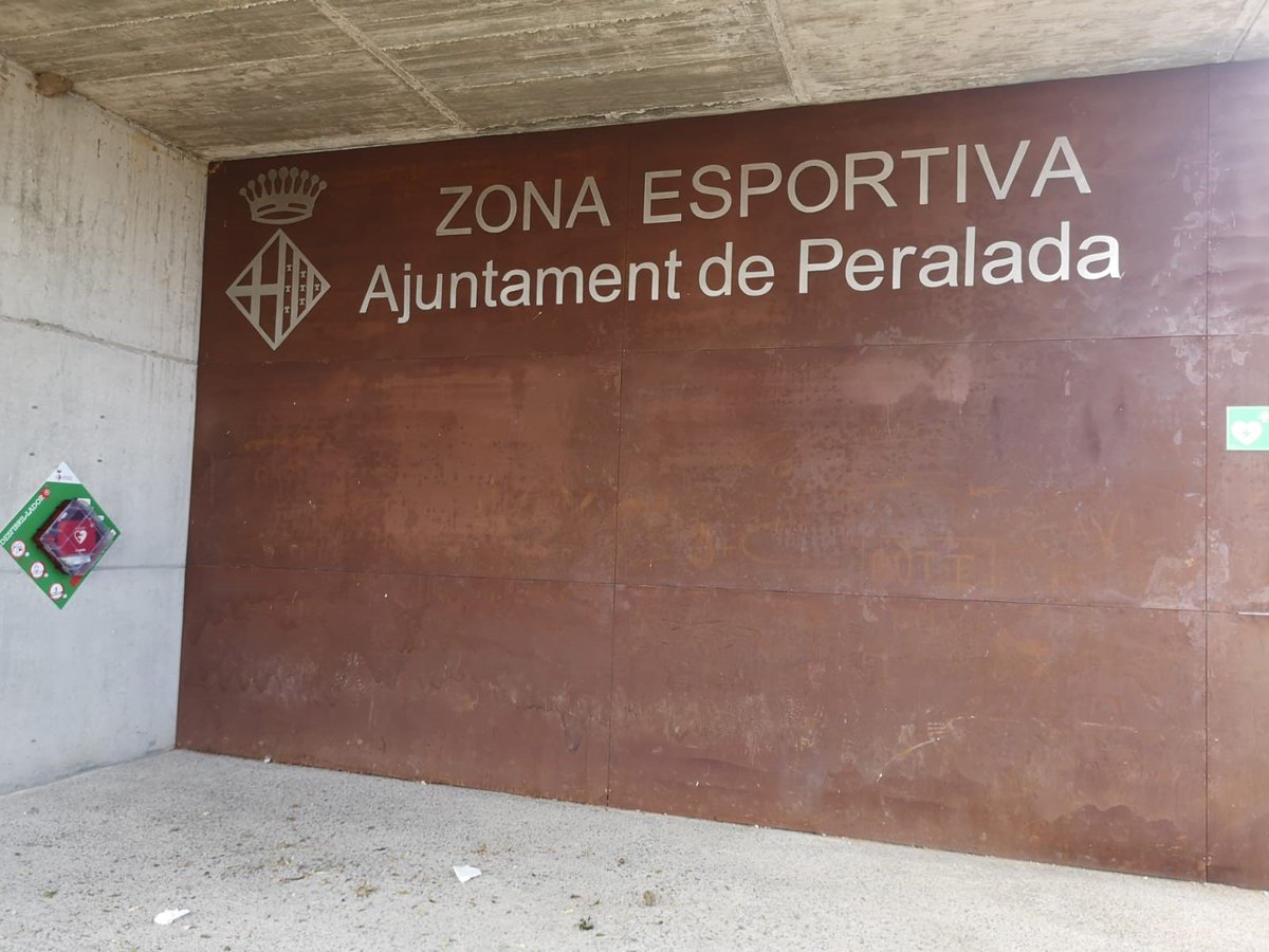 ajperalada's tweet photo. 💗 L’Ajuntament de Peralada instal·la un aparell desfibril·lador automàtic a les instal·lacions esportives del municipi, per convertir-les en un nou espai cardioprotegit.
#Peralada #cardioprotegit #emergencies #DEA #reanimacio https://t.co/2iKNJIqD6E