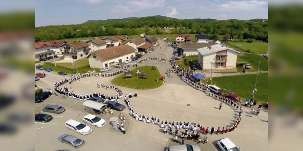 rastusa01's tweet photo. Igrom spajaju ljude i krajeve #kudDusanStankovic #igra #pjesma #cecava #kud
https://t.co/RPuYRlTbvU https://t.co/oA55m8otj1