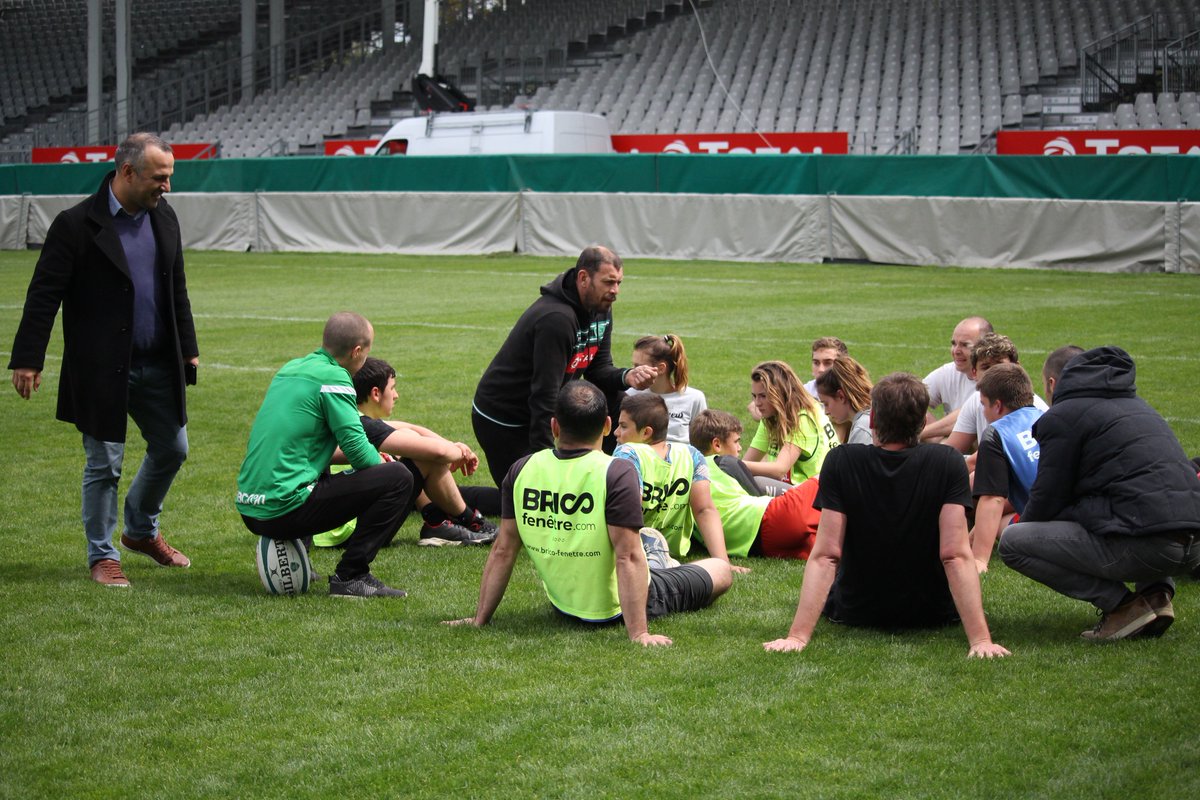 🏉 Poursuite du projet "Ovale de l'Espoir" avec les jeunes de l'ITEP d'Igon. 

Au programme aujourd'hui : initiation rugby avec <a href="/NGodignon/">Nicolas Godignon</a> Geoffrey Lannepetit et <a href="/RoxanBernard/">Roxan BERNARD</a> au Hameau !

#SectionResponsable #SectionCitoyenne