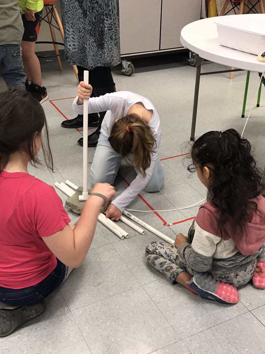 tlvfan's tweet photo. 4th grade engineers moving a fossil without damaging the fossil. @RobbinsRockets @MCSDigital #k5engineers https://t.co/94LBcrhYAG