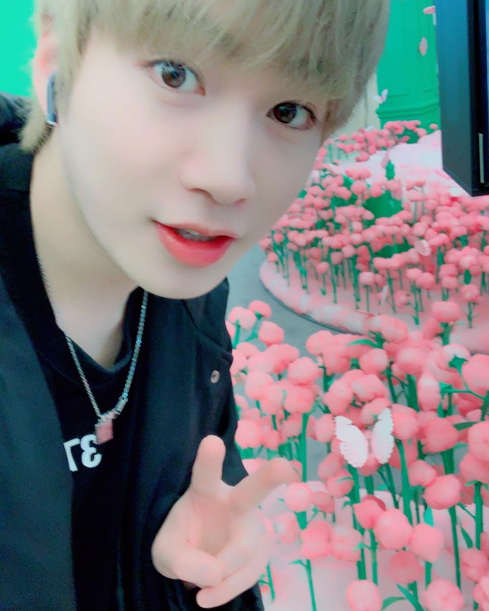 DaewonBrasil's tweet photo. ☂️ | #IG 📸 | 11.04.19 | Atualização do Daewon em seu Instagram. (dw_317) 

"2014/4/11
A equipe me disse para tirar uma foto lá dentro, 
mas eu secretamente tirei uma foto do lado de fora. 🙈"

#대원 #DAEWON #박대원 #유앤비 #UNB #MADTOWN #매드타운 https://t.co/Nrl5e0MM3P
