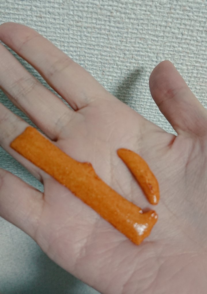 私はお前を柿の種とは認めんぞ 誰なんだお前は 普通のやつに紛れて謎の形の 柿の種 が袋に混入していた Togetter