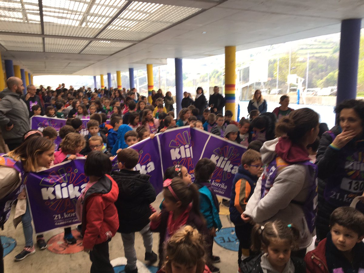 Udaleko komunikazio-sailekoak gaur pregoilari. Ez dugu selfirik atera. Deformazio profesionala! Eskerrik asko bihotzez Pello Errota eskolari.