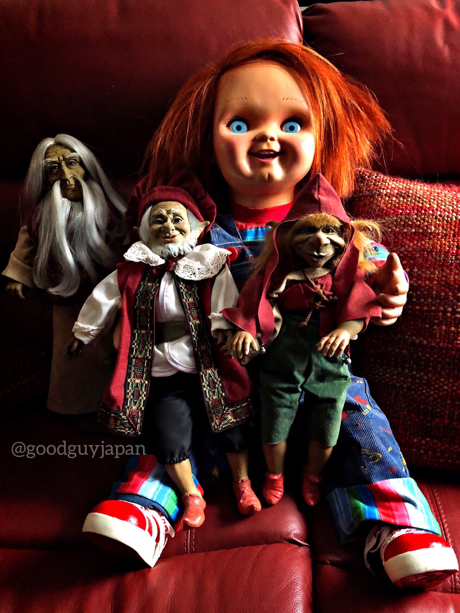 Chucky チャッキーとelfo人形 このelfo人形も怖い人達だからチャッキーと仲良しなった しかしインパクトがあるelfo 笑笑 El Buen Charles Jugando Con Sus Amigos Elfos A Ellos Los Respeta Solo A Ellos Chucky Childsplay