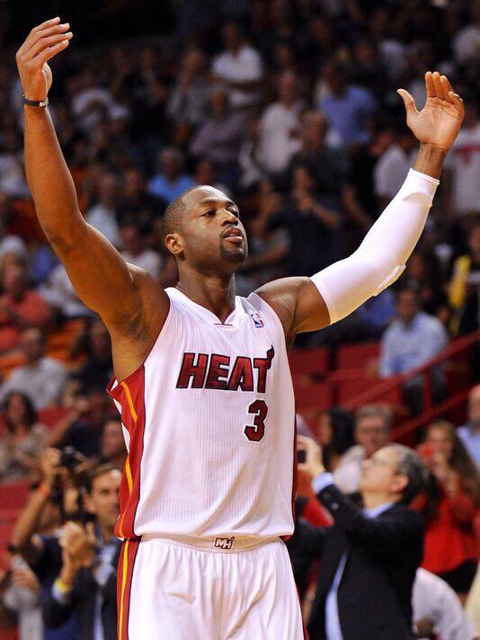 NBA61118206's tweet photo. Dwayne Wade, thank you for 15 years of working life. I will not forget the many titles and records that Wade left behind in the active service. It is very sad that Wade, who has been cheering, can no longer see the game. Thank you very much. Thank you for a lot of excitement. https://t.co/K2rp5x0RHO